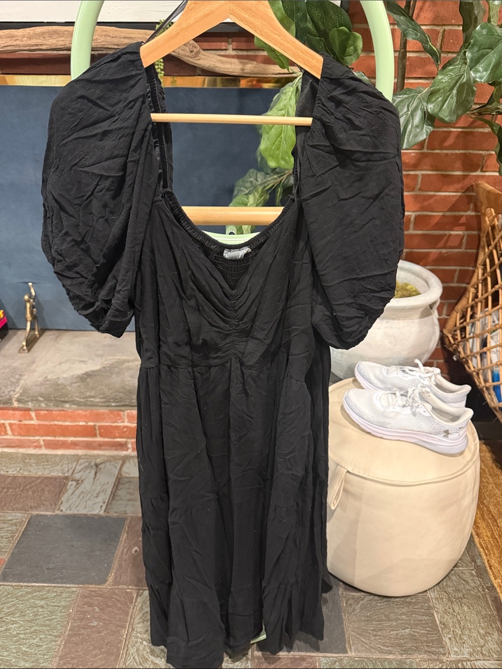 Arula Women’s Black Puff-Sleeve Dress